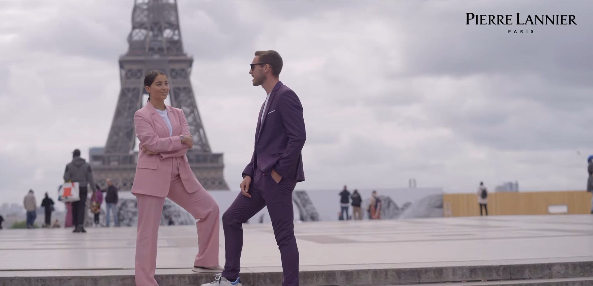 Film de marque à Paris : un homme et une femme en costume face à la tour Eiffel, plan du film Pierre Lannier