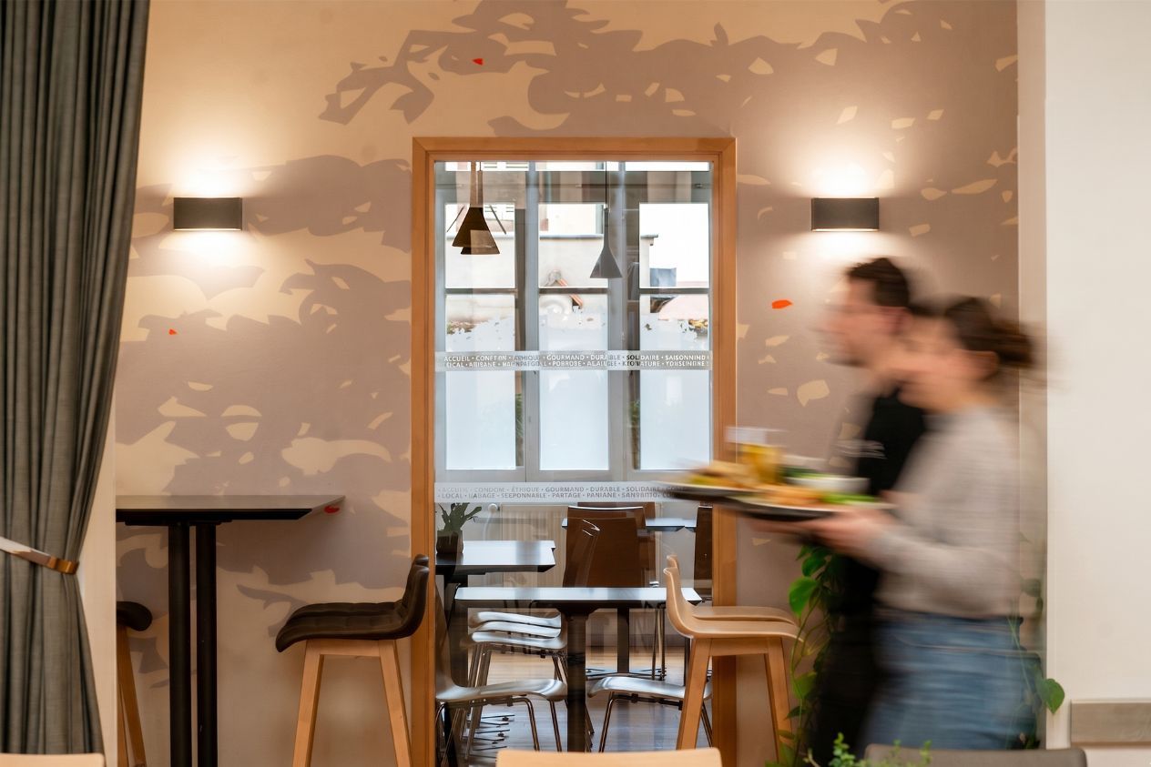 Photographe hôtellerie-restauration à Strasbourg : serveurs en mouvement dans la salle du restaurant