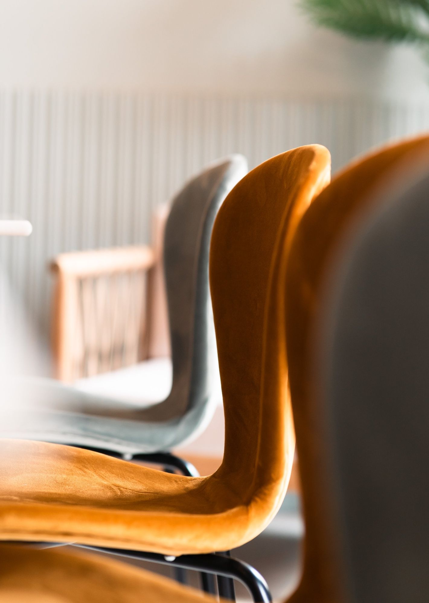 Photographe d’architecture d’intérieur à Strasbourg : détail d’une chaise en velours orange, arrière-plan flou
