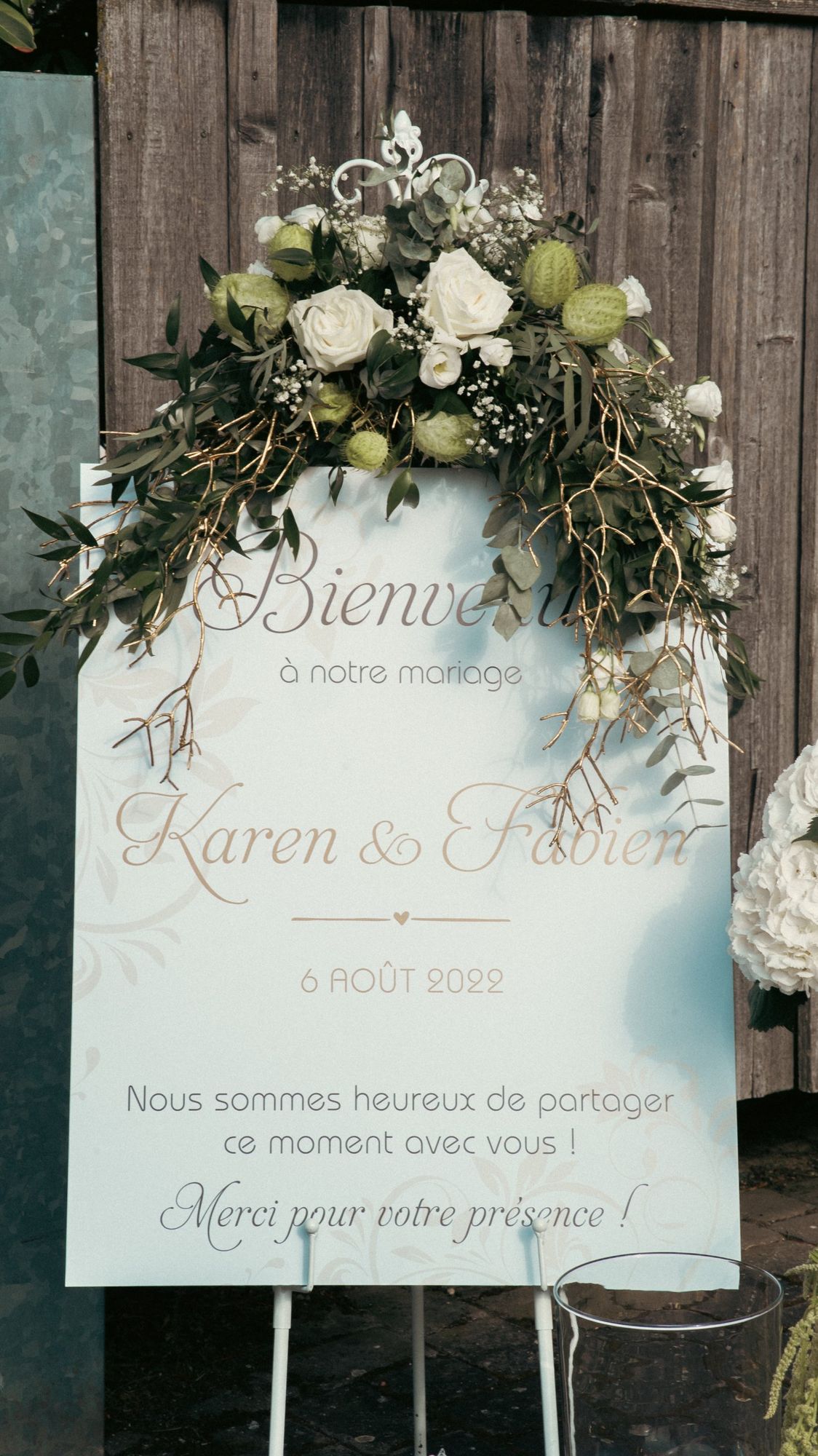 Photographe de mariage à Strasbourg : panneau de bienvenue fleuri à l’entrée de la réception, en Alsace