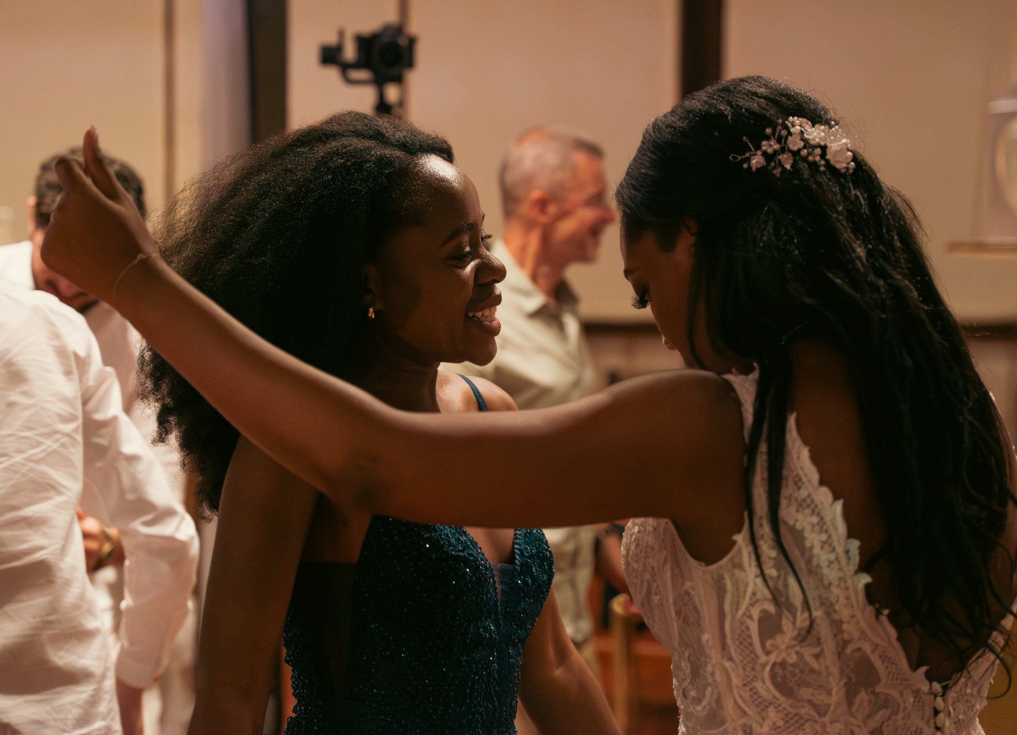 Photographe de mariage en Alsace : la mariée serre une invitée dans ses bras pendant la soirée