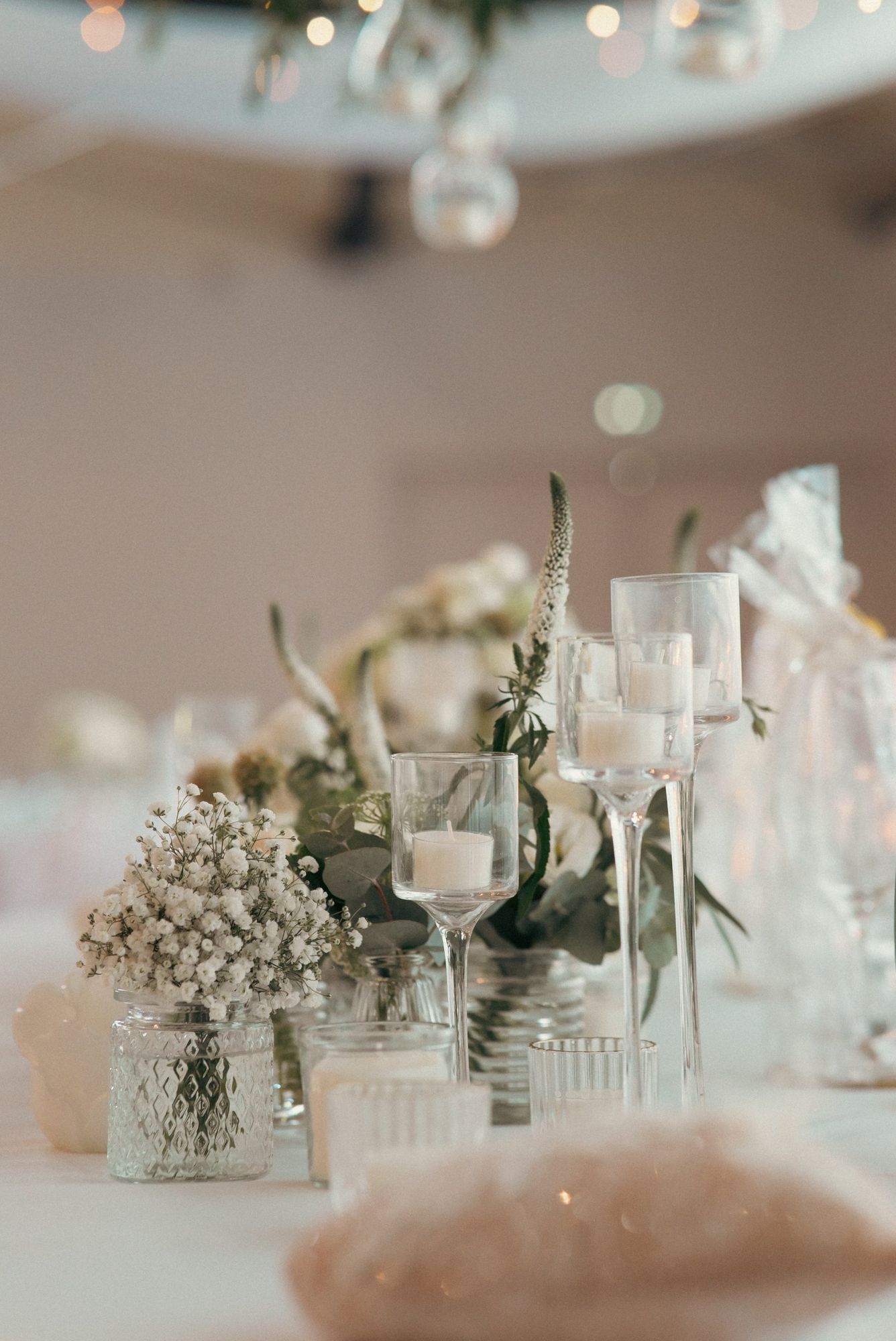 Photographe de mariage en Alsace : détail de décoration de table, bougies, gypsophile et verres