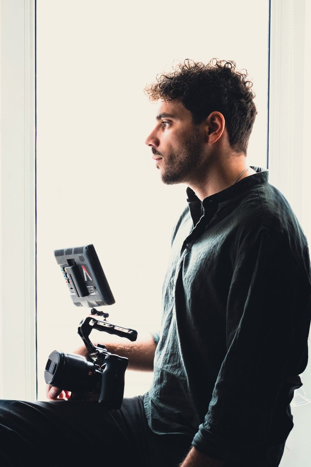Rayane Al Shouli, photographe et vidéaste à Strasbourg, avec sa caméra
